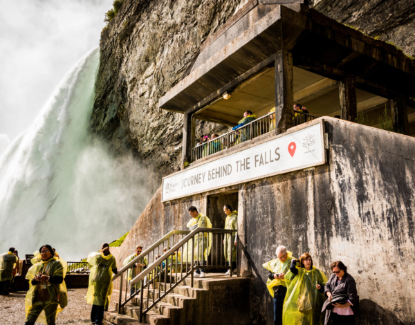 Tocando las Cataratas en el Journey Behind the Falls