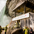 Tocando las Cataratas en el Journey Behind the Falls