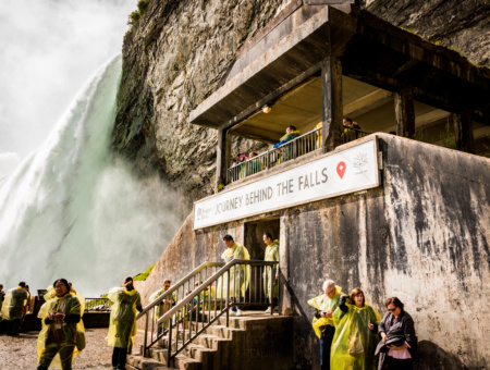 Tocando las Cataratas en el Journey Behind the Falls